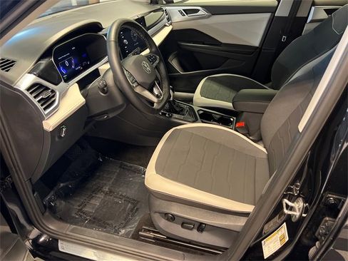 Certified 2025 Volkswagen Taos SE image 6