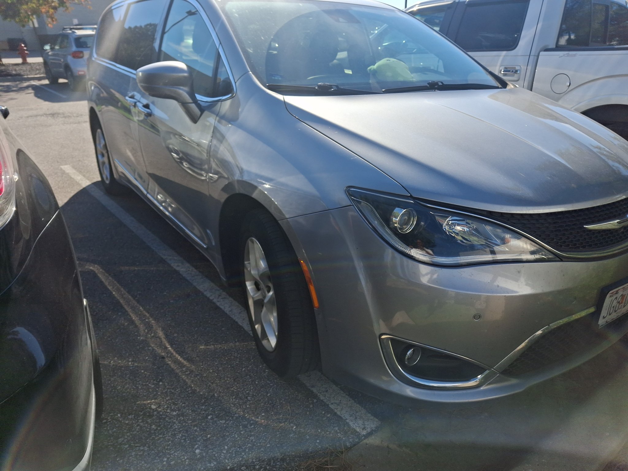 Used 2020 Chrysler Pacifica Touring-L FWD image 2