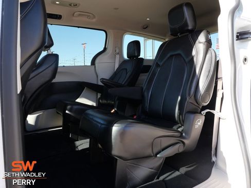 Used 2024 Chrysler Pacifica Touring-L image 10