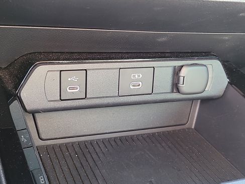 Used 2025 Toyota Prius XLE image 26