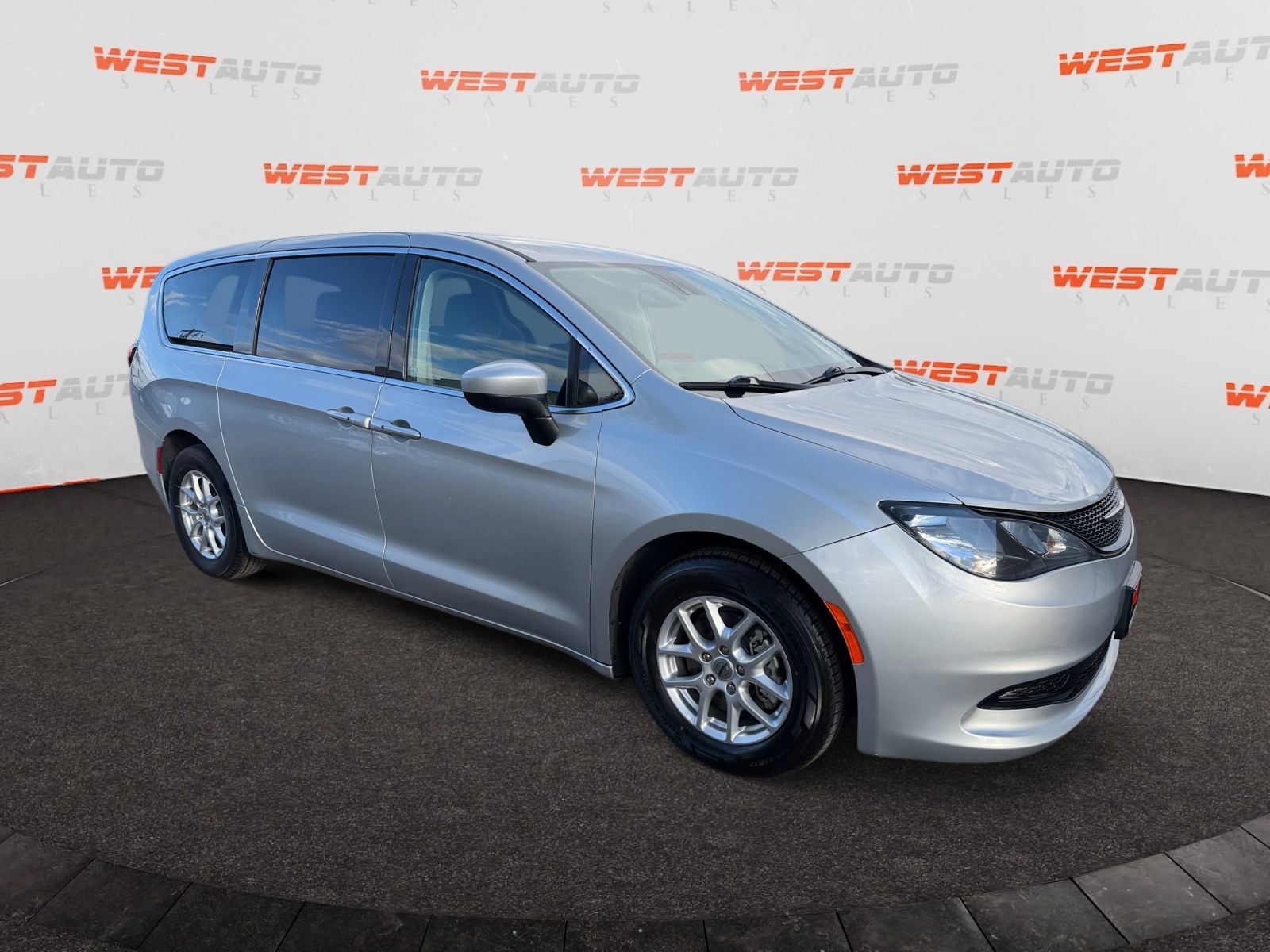 Used 2023 Chrysler Voyager LX FWD image 7
