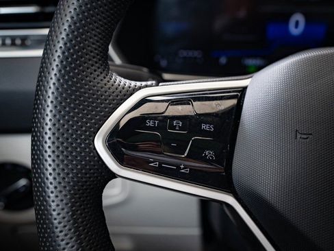 Used 2024 Volkswagen Tiguan SE R-Line image 25