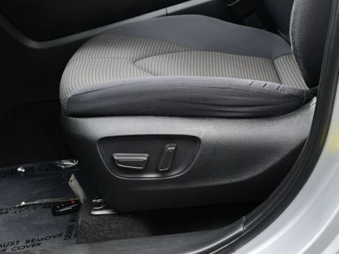 Used 2023 Toyota Highlander LE AWD/4WD image 11