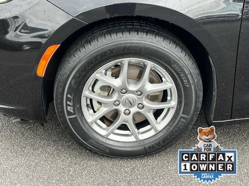 Used 2021 Chrysler Pacifica Touring image 11