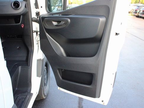 Used 2025 Mercedes-Benz Sprinter 2500 image 21