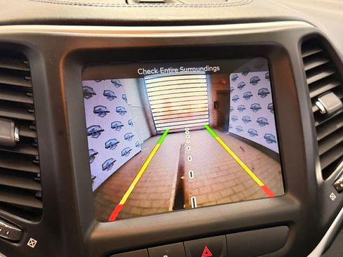 Used 2017 Jeep Cherokee Overland w/ Heavy Duty Protection Group image 37