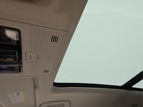 New 2026 Volkswagen Tiguan SE FWD image 19
