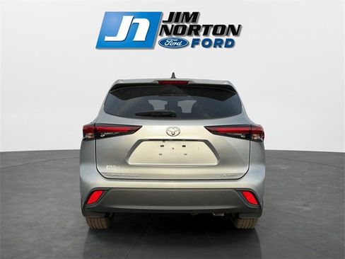 Used 2024 Toyota Highlander LE image 4