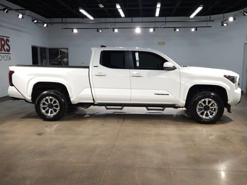 Certified 2025 Toyota Tacoma SR5 AWD/4WD image 8