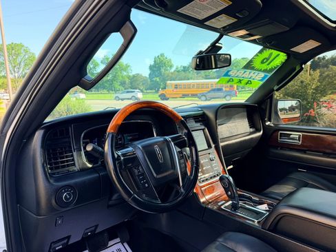 Used 2016 Lincoln Navigator Select AWD/4WD image 9