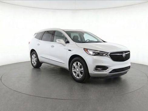 Used 2018 Buick Enclave Essence FWD image 2