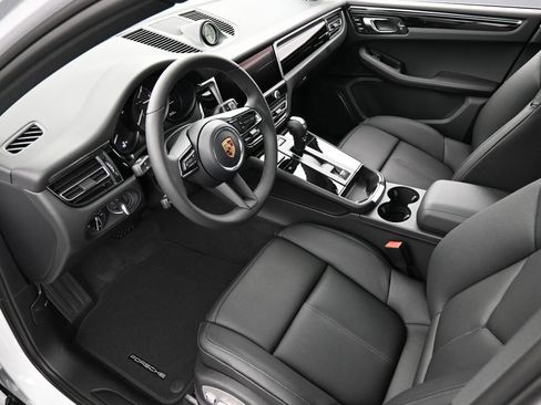 Certified 2026 Porsche Macan AWD/4WD image 4