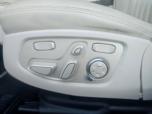 Used 2019 Genesis G90 3.3T Premium image 16