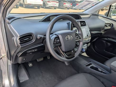 Used 2021 Toyota Prius LE FWD image 4