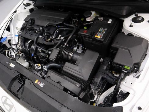 Certified 2025 Hyundai Elantra Sport image 18