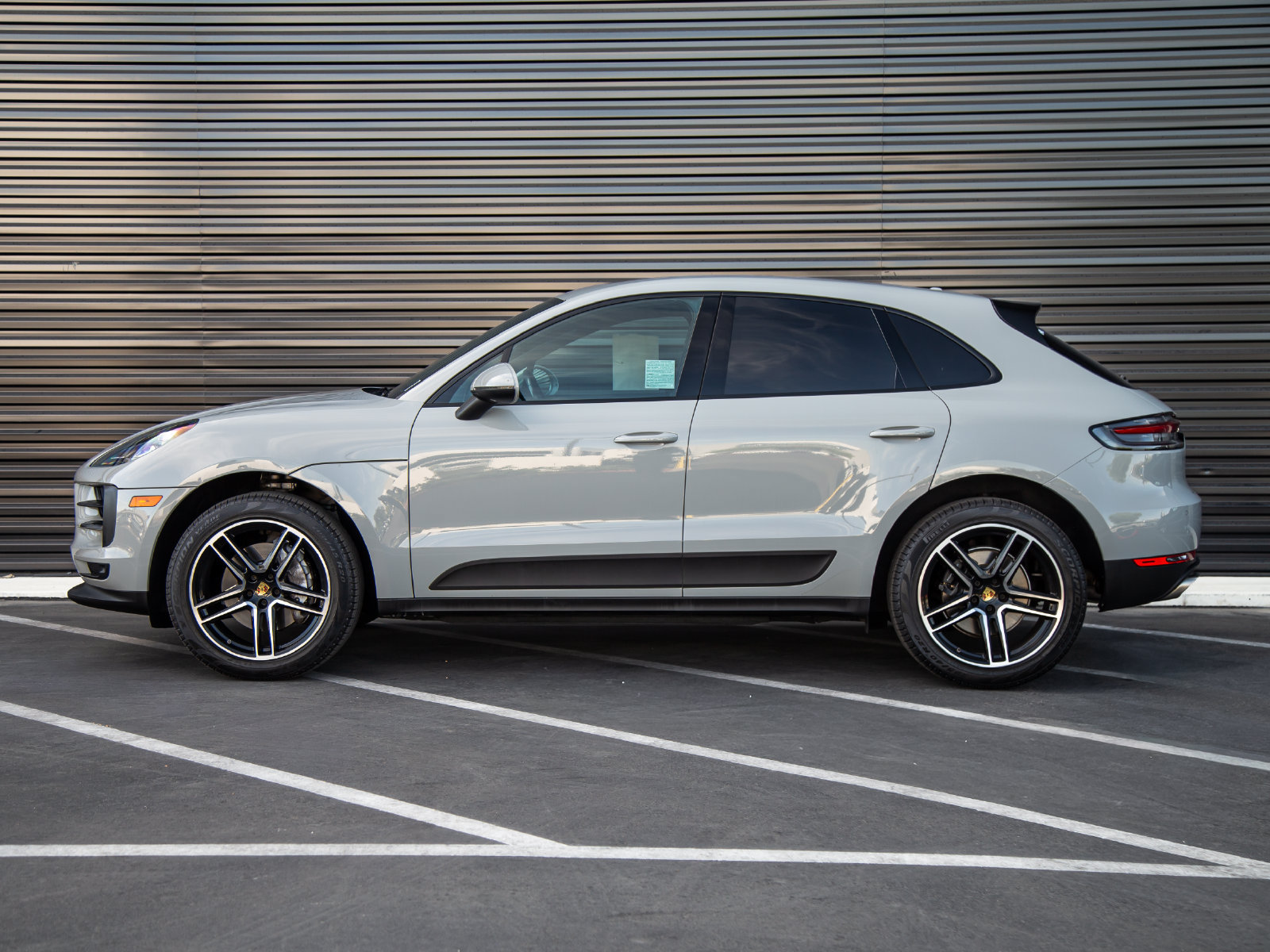 Used 2021 Porsche Macan AWD/4WD image 2