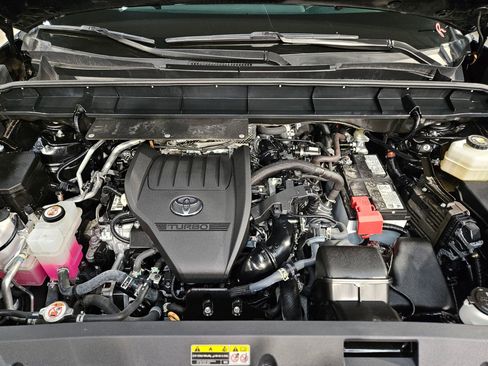 Used 2024 Toyota Highlander XLE image 19