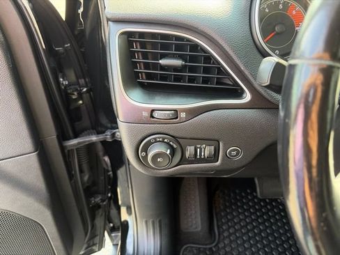 Used 2020 Jeep Cherokee Trailhawk AWD/4WD image 8