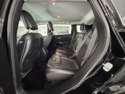 Used 2019 Jeep Cherokee Latitude Plus w/ Cold Weather Group AWD/4WD image 19