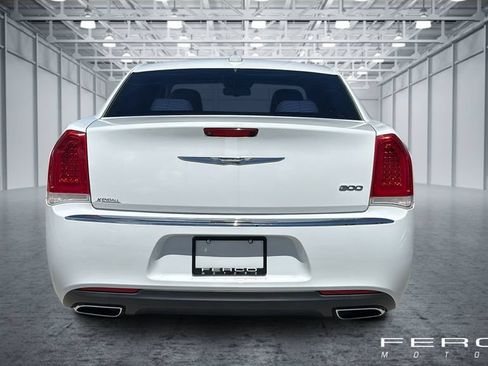 Used 2018 Chrysler 300 Touring L RWD image 4