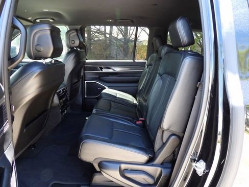 Used 2024 Jeep Wagoneer L Series II w/ Flexible Seating Group AWD/4WD image 10