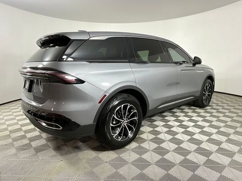 Used 2025 Lincoln Nautilus Premier image 4