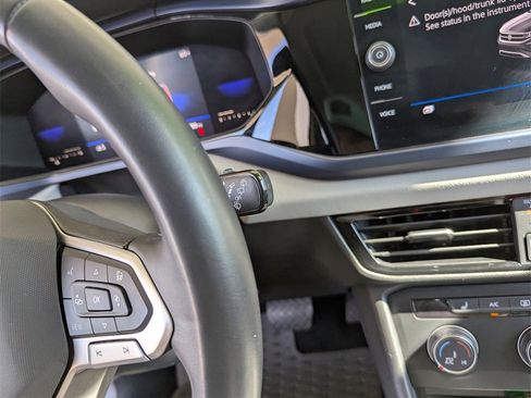 Certified 2022 Volkswagen Taos SE w/ Panoramic Sunroof Package image 24