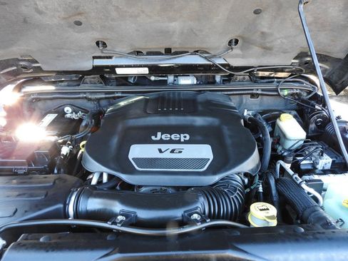 Used 2014 Jeep Wrangler Unlimited Sahara w/ Connectivity Group image 13