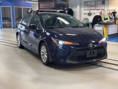 Used 2021 Toyota Corolla LE w/ LE Convenience Package FWD image 3