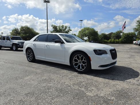 Used 2018 Chrysler 300 Touring w/ Sport Appearance Package RWD image 2