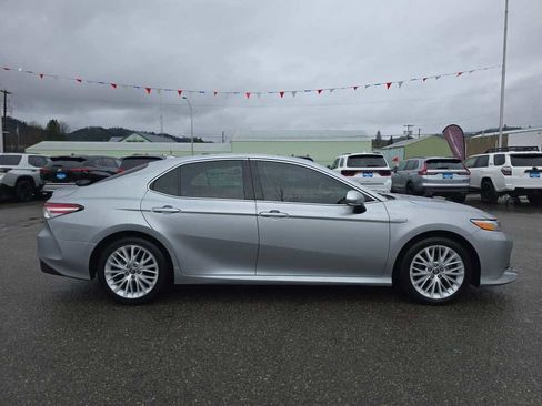 Used 2020 Toyota Camry XLE w/ Sunroof Package image 6