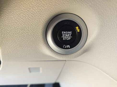 Used 2024 Chrysler Pacifica Touring-L FWD image 17