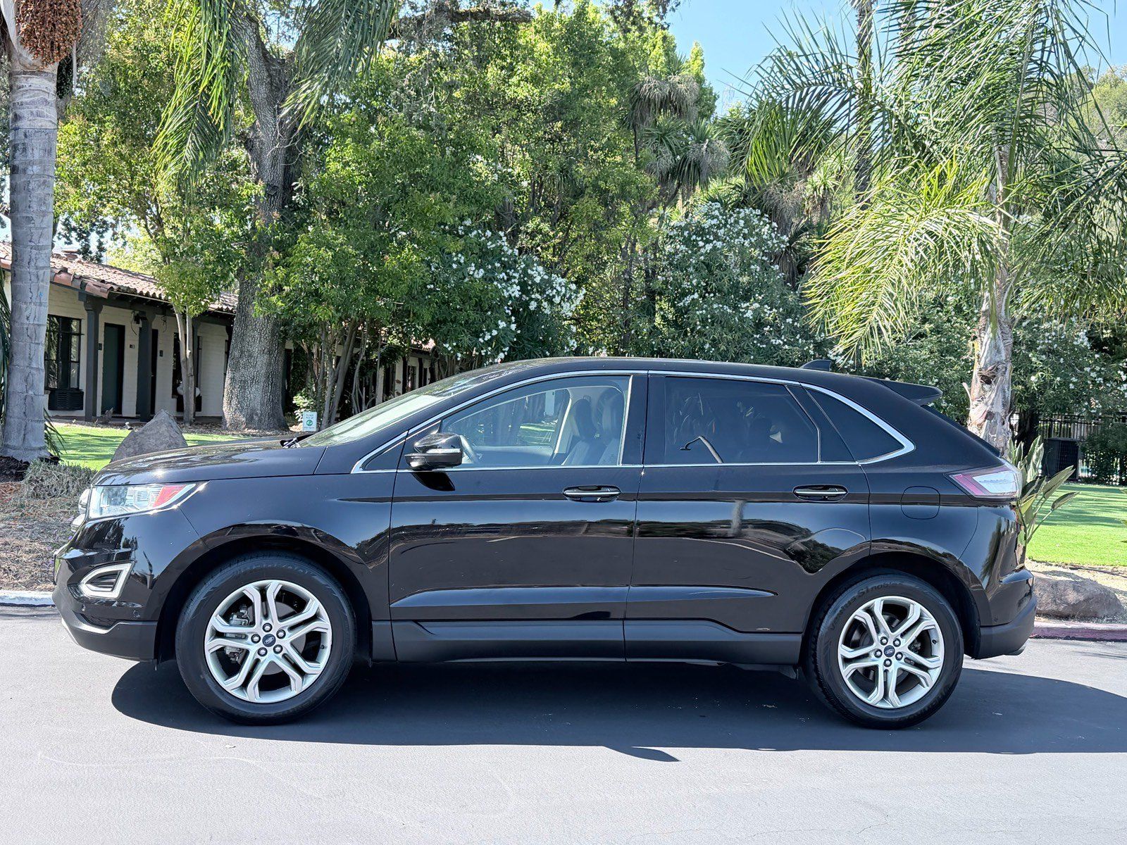 Used 2018 Ford Edge Titanium w/ Equipment Group 302A FWD image 2