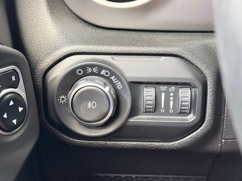Used 2018 Jeep Wrangler Unlimited Sport S AWD/4WD image 35