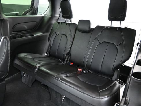 Used 2025 Chrysler Pacifica Select image 30