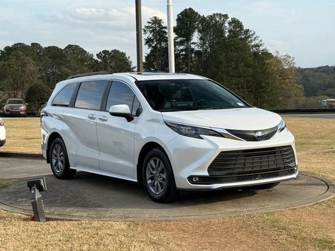 Used 2025 Toyota Sienna XLE w/ XLE Plus Package image 9
