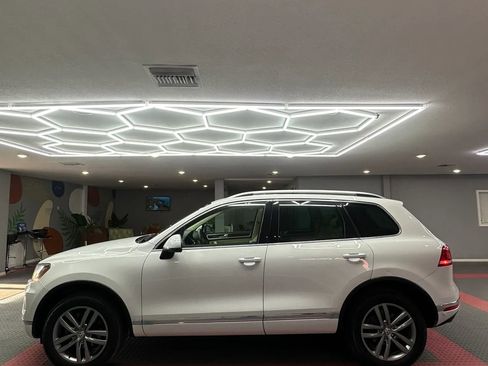 Used 2015 Volkswagen Touareg VR6 image 3