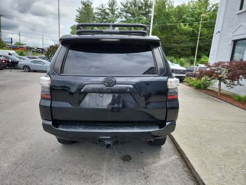 Used 2017 Toyota 4Runner SR5 AWD/4WD image 4