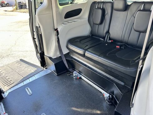 Used 2024 Chrysler Pacifica Touring-L FWD image 21
