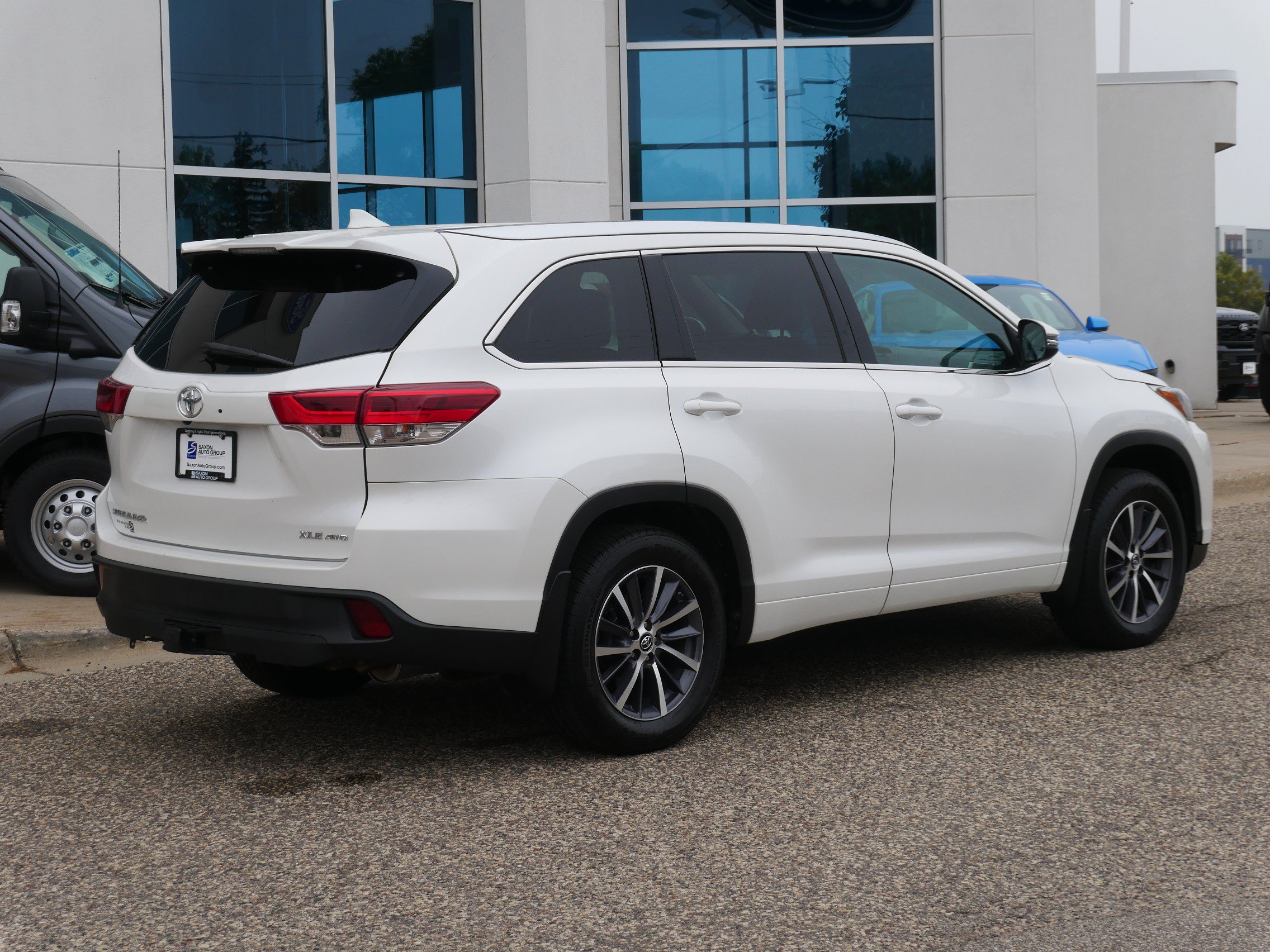 Used 2018 Toyota Highlander XLE w/ Carpet Mat Package (TMS) AWD/4WD image 3