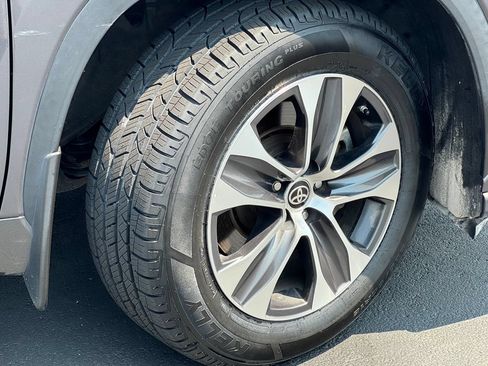 Used 2021 Toyota Highlander XLE AWD/4WD image 9