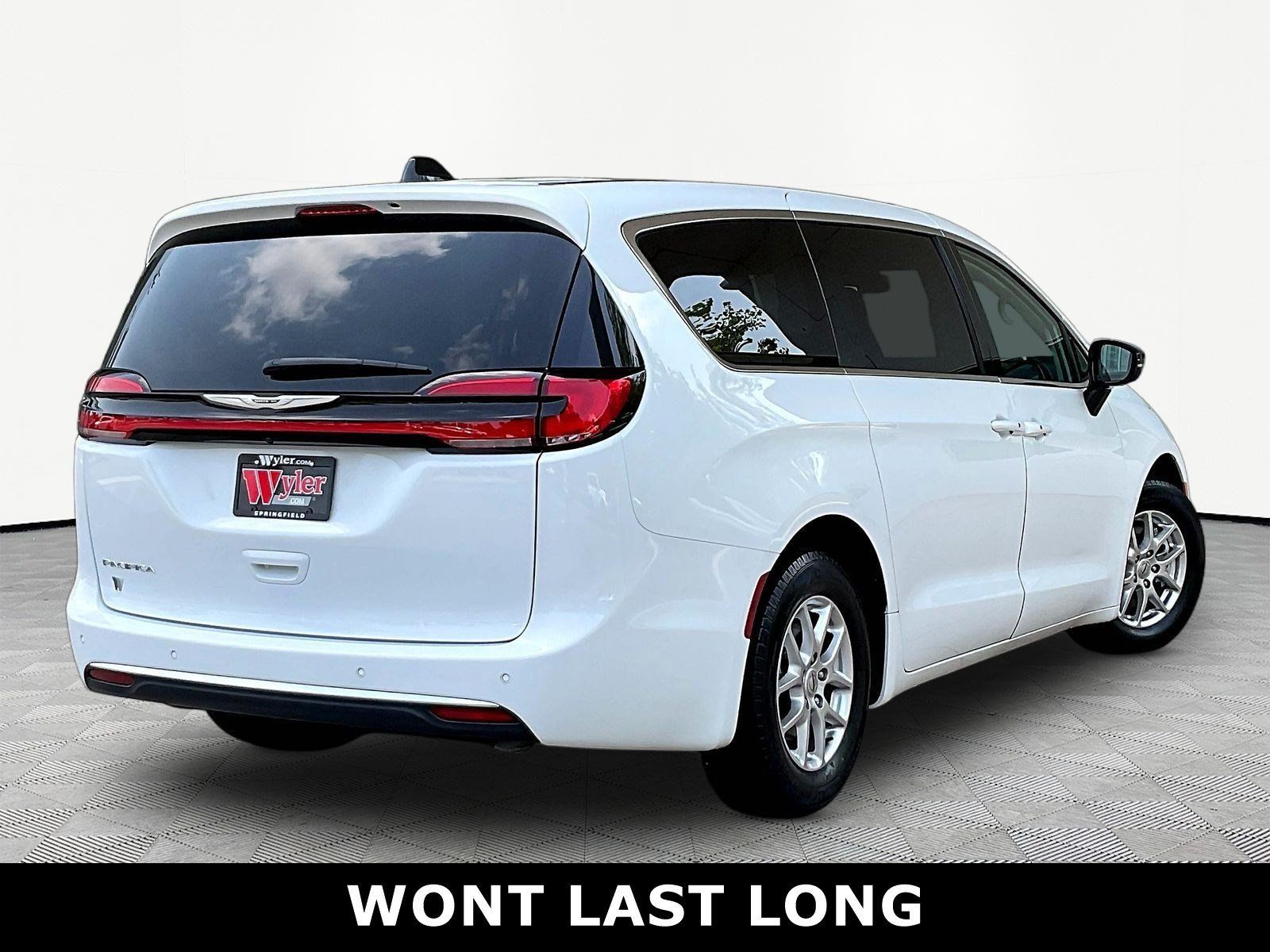 Used 2024 Chrysler Pacifica Touring-L FWD image 6