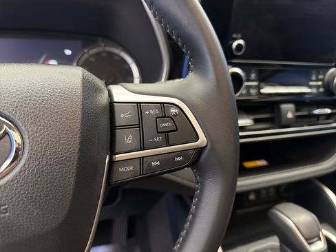 Used 2024 Toyota Highlander XLE image 17