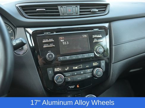 Used 2017 Nissan Rogue SV AWD/4WD image 28