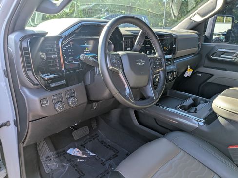 Used 2025 Chevrolet Silverado 2500 ZR2 w/ Technology Package AWD/4WD image 14