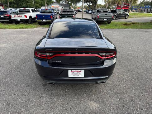 Used 2018 Dodge Charger SXT RWD image 5