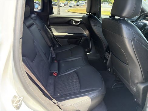 Used 2024 Jeep Compass Latitude AWD/4WD image 15