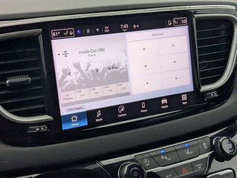 Used 2025 Chrysler Pacifica Select image 20