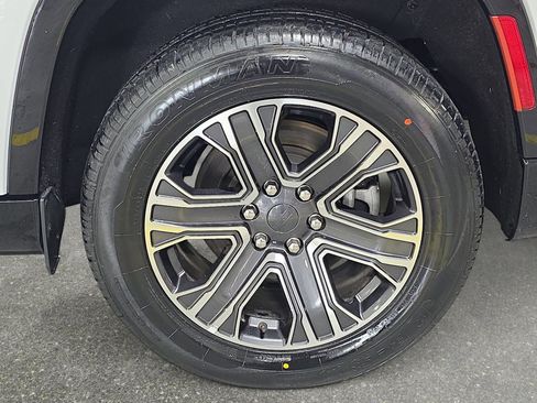 Used 2024 Jeep Wagoneer L Series II image 31