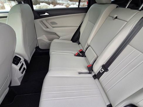 Used 2024 Volkswagen Tiguan SE R-Line image 10